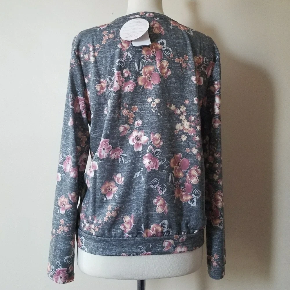 Gypsies & Moondust Cutout Bell Sleeve Blou… - Picture 4 of 8